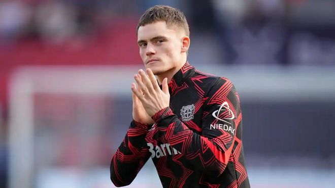 足坛曝出重磅转会，多队加入抢人大战